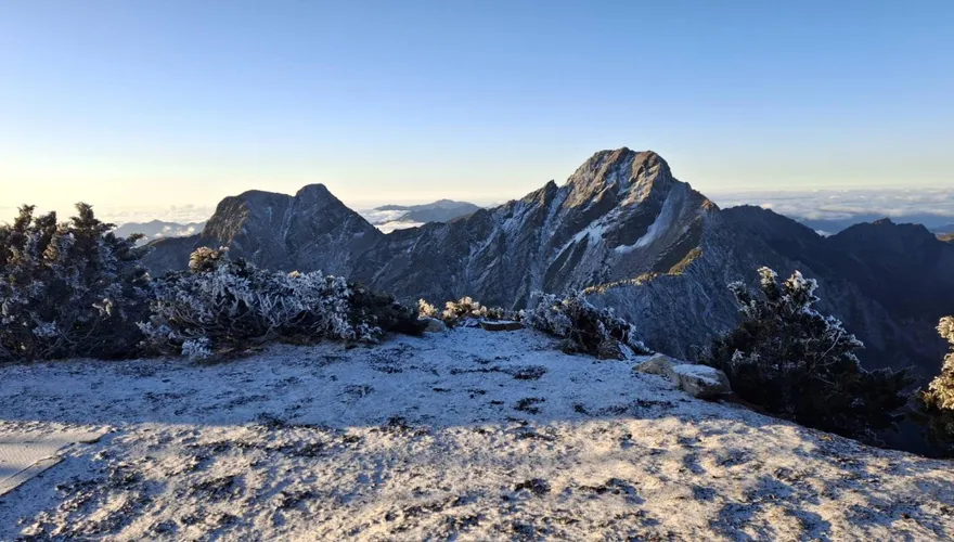 玉山凌晨下雪了！最低溫-8.9°C　銀白大地美景照曝