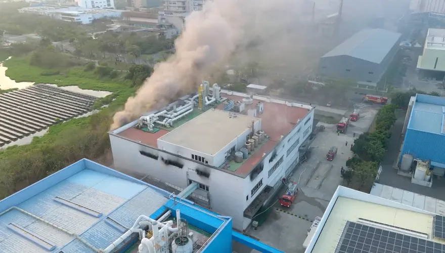 影/台南柳營工廠大火「內有腐蝕性化學物」！環保局急發警報