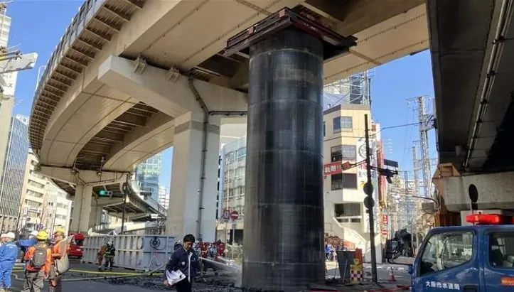 大阪梅田路面突冒18公尺高鋼管　當局搶修設法讓它「沉回地底」