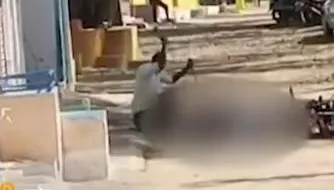 影/駭人！印度男持鐵鎚隨機殘殺16歲少年　當眾「吃腦飲血」