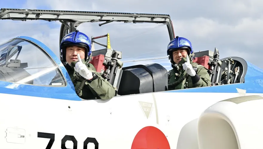 視察空自松島基地　日防衛大臣首同乘特技小組表演機