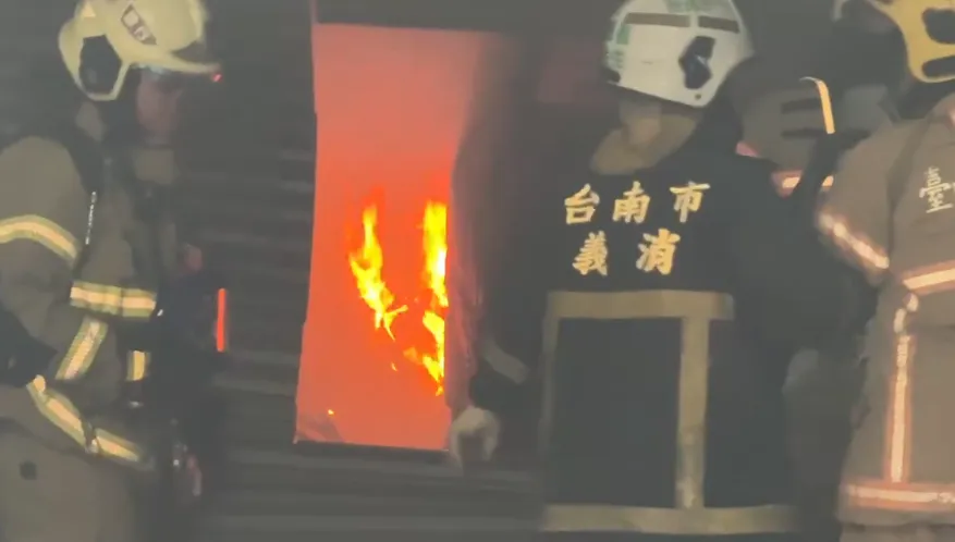 2月才被毒駕衝撞！台南連棟鐵皮屋大火延燒7間　機車行夫妻受困成焦屍