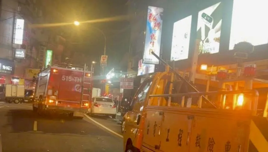 新北三峽社區大樓火警竄火煙　警消救出2人送醫搶救