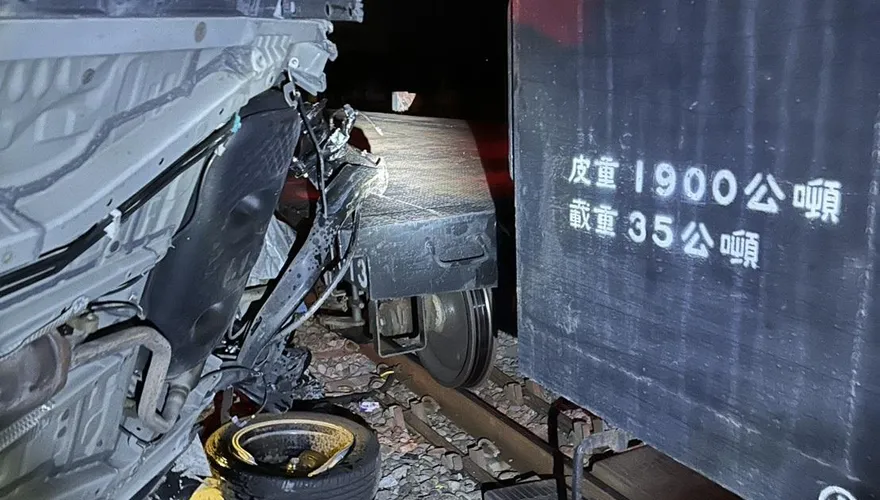 小客車闖平交道遭台鐵貨列7501次撞擊　新埔＝通霄間恢復通行