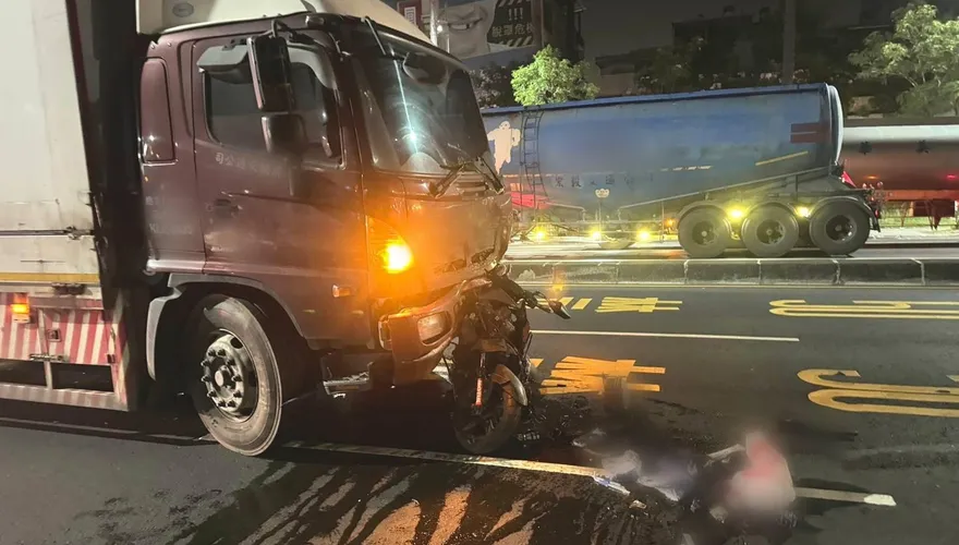 影/機車全碎人離世！高雄死亡事故「2輪4輪碰撞」釀慘劇