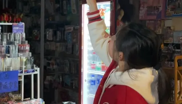 12歲就當老闆！陸小六生用壓歲錢租文具店　雇「親媽」當店員
