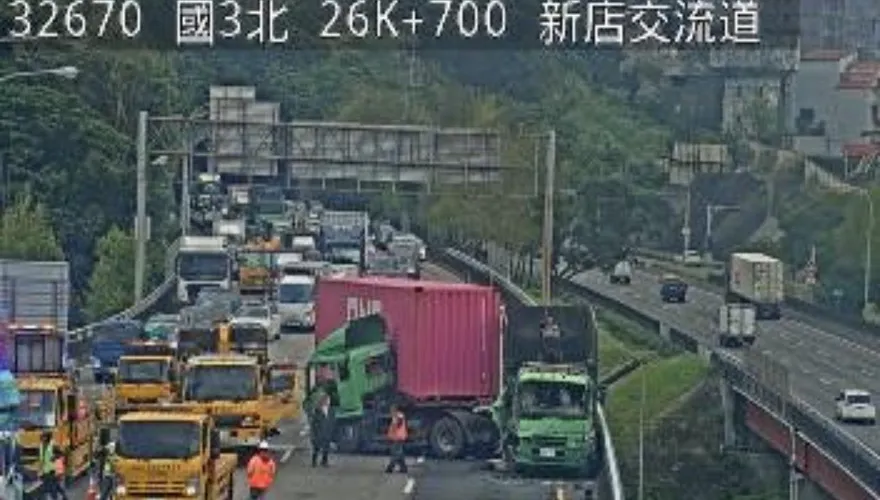 影/國3超慘烈車禍！3大小車「撞到對折」全線封閉