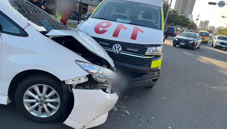 影/苗栗救護車「閃燈鳴笛仍被撞」！　女駕駛辯：沒聽到