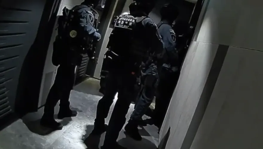 影/特勤破門攻堅！　台中警抄「軍火庫」查扣大量毒品