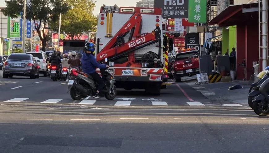 獨/狀況危急！台南「連人帶機車卡3.5噸貨車底」生死未卜