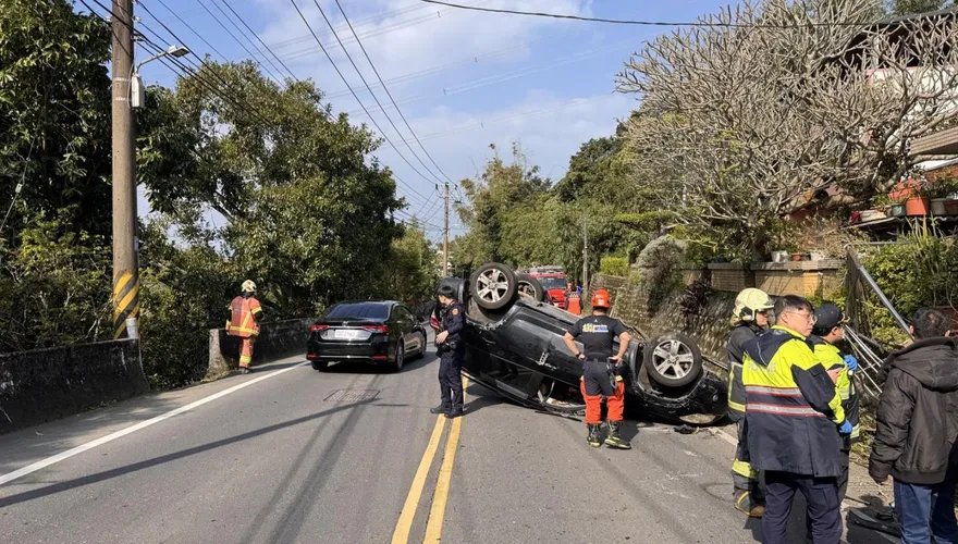 淡水掃墓自撞邊坡翻車！　姊弟輕傷逃一劫直呼：祖先庇佑
