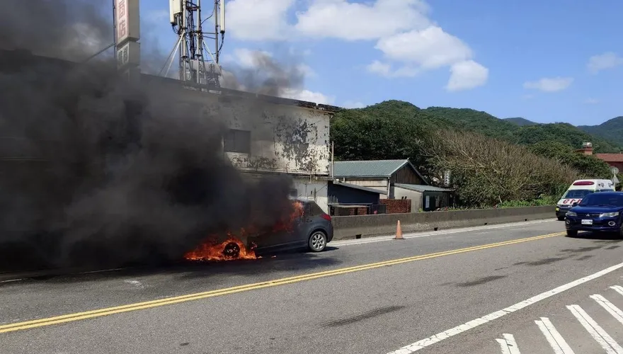 新北貢寮火燒車駕駛急跳車　自小客燒到剩骨架