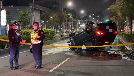 自撞翻車起火！高雄男落跑再自首　警方一測「酒精超標」