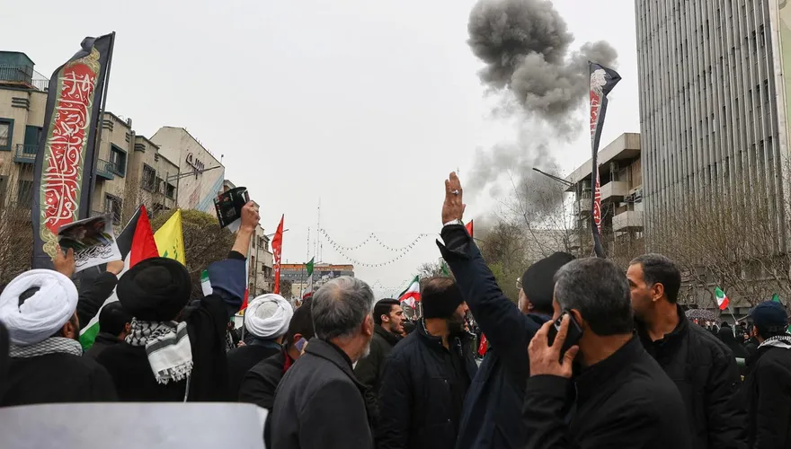 德黑蘭大規模示威遇襲爆炸！數千人聚集廣場幸未傳傷亡