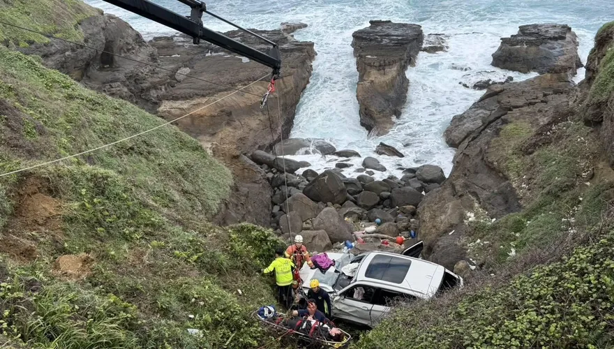 駛在瑞芳台2線...下秒墜海！　整輛車卡住...駕駛吊掛送醫