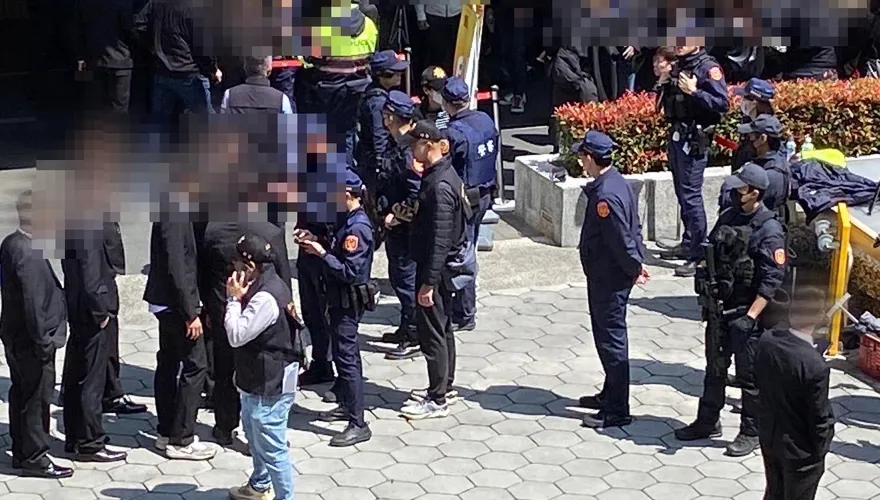 影/《角頭》監製父告別式數百黑衣人到場　警維安逮2通緝犯