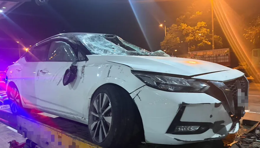 國1南向仁德段自撞護欄！側翻車頭全毀　駕駛幸無礙