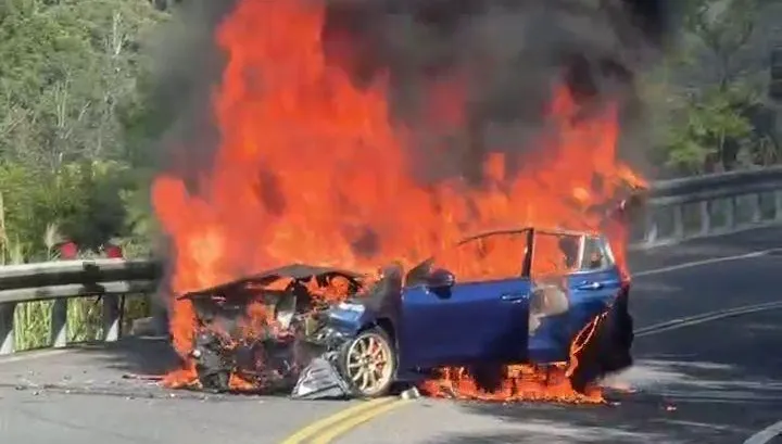 影/北宜改裝車撞擊燃燒　烈焰黑煙衝天燒剩骨架