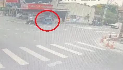 影/屏東貨車連撞2車！藍車衝進檳榔攤　女業者逃劫嚇癱