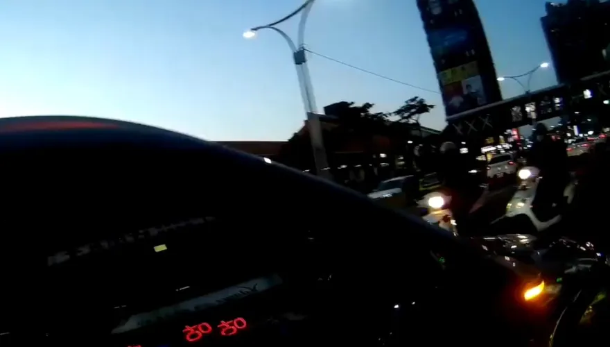 影/淡水行車糾紛！女駕駛持辣椒槍甩棍恐嚇　快打警出動逮人