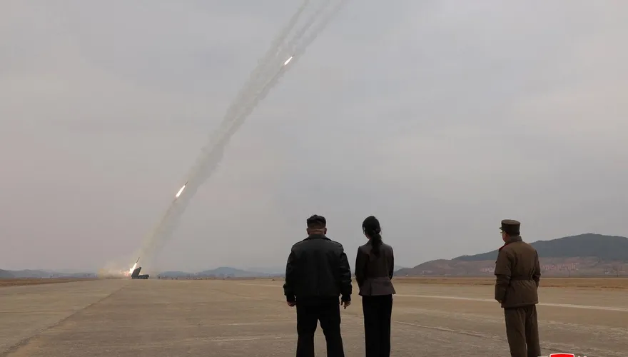 北韓「飛彈局長」見習中！金正恩攜女現場觀摩火箭炮試射