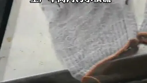 陸網紅美食「土鍋巴」黑幕曝！和「臭鞋墊」一起烤　廠內污水橫流