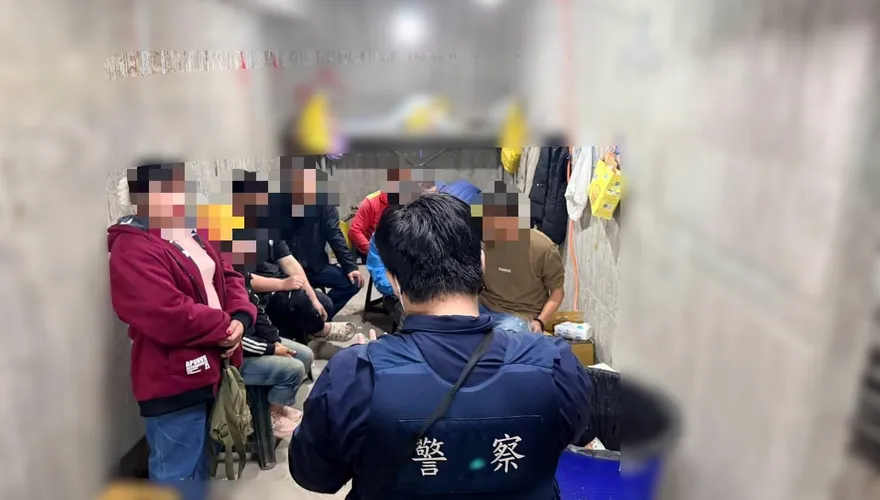 影/工地變賭場！新莊警突襲　抓到9名台越籍賭客玩天九牌