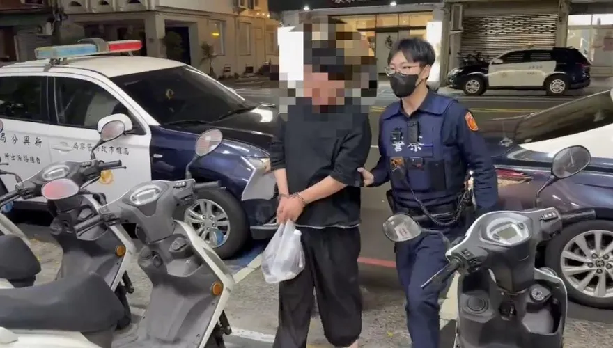 影/高雄34歲醉男失控「隨地便溺」還襲警　狼狽上銬畫面曝