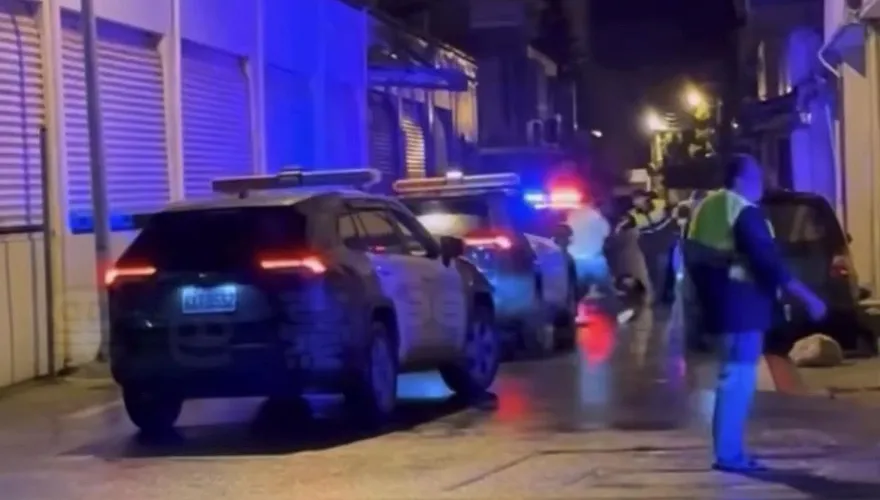 影/花蓮無牌車拒檢撞警遭射輪胎　2人遭拖出制伏