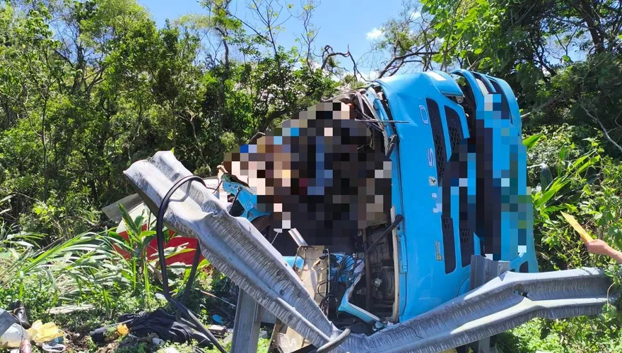 影/國3甲辛亥聯絡道水泥車翻覆　司機遭夾臟器外露慘死