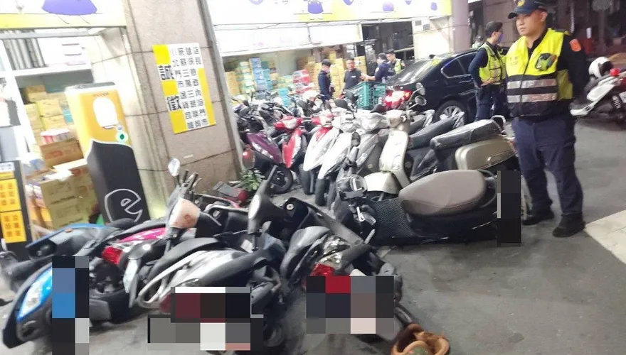 影/高雄43歲男毒駕凌晨追撞24機車　街頭似打保齡球