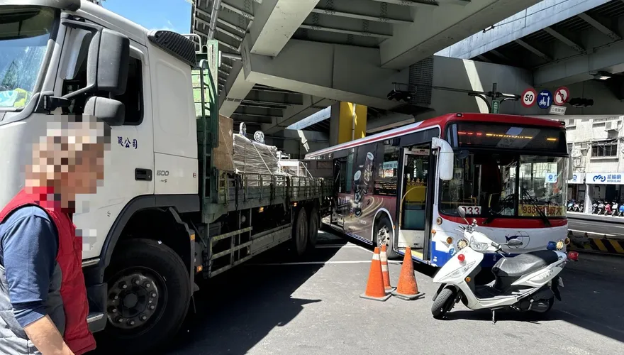影/疑外輪差肇禍！新北大貨車右轉撞擊公車　幸無人傷
