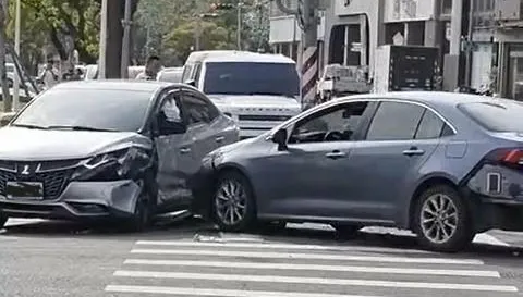 高雄當街上演「碰碰車」！4人受傷　男子狂喊：為什麽撞人
