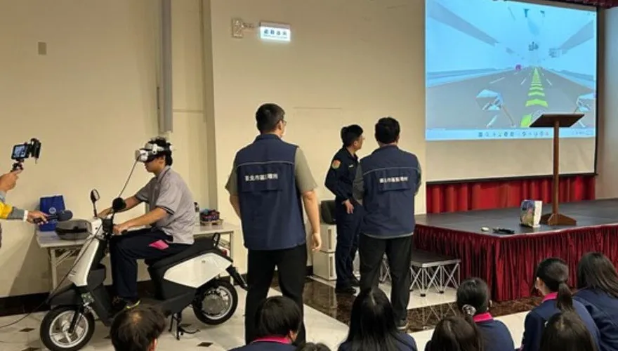 基隆交警入校宣導無照風險　學生VR模擬體驗交通情境