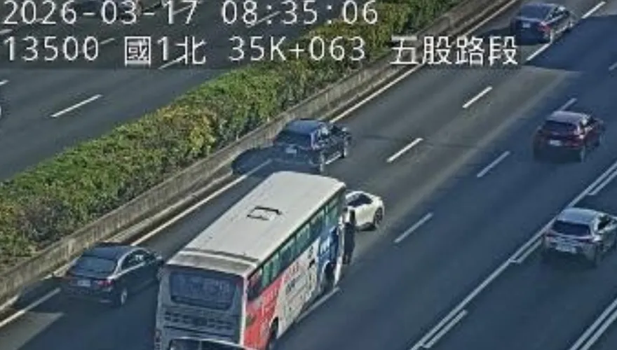 國道1號「客運出事」！上班時間追撞占中內線
