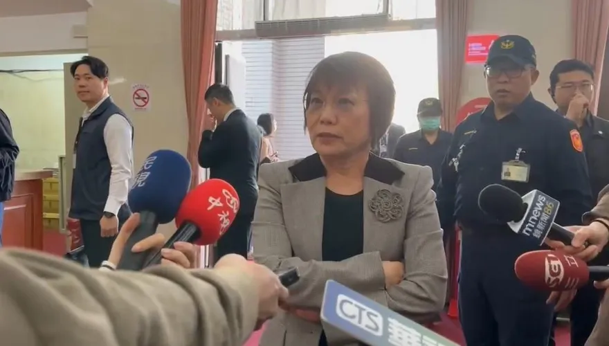遭記者堵麥劉世芳怒瞪斥「騷擾」　白營開轟：這就是高官的樣子