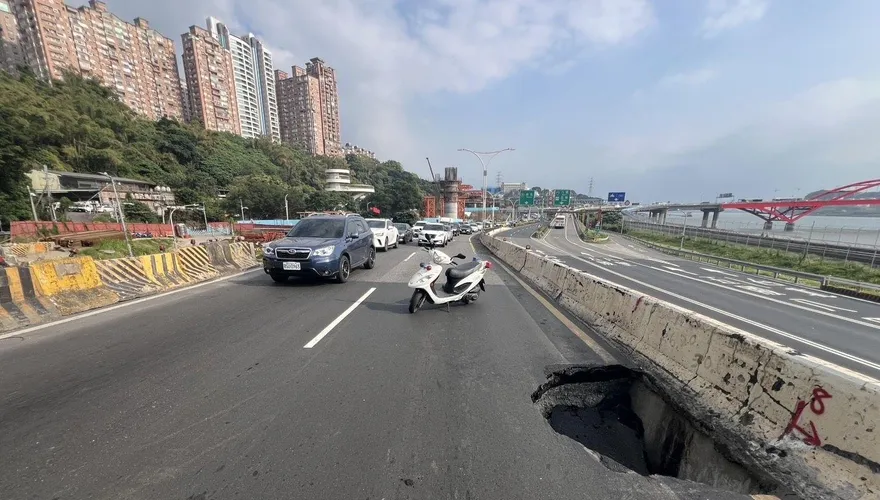新北淡水民權路車道路面塌陷　警封鎖快車道剩一線通行