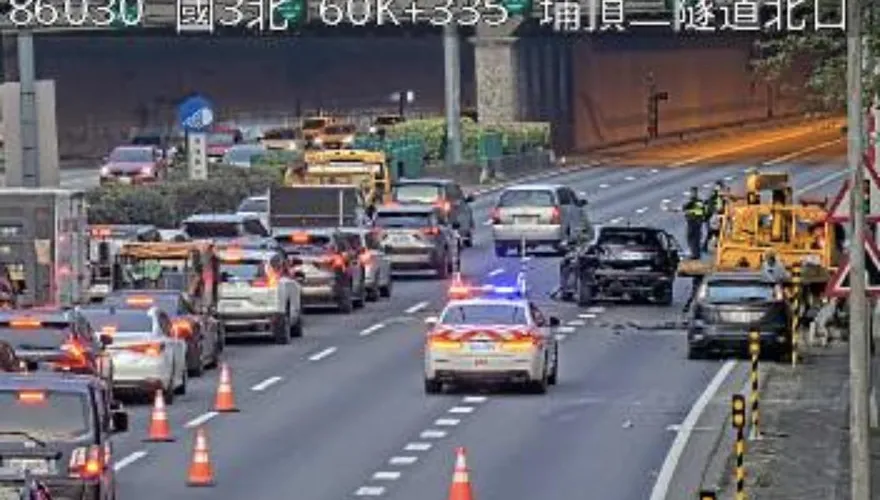 國道3號埔頂二隧道口連環車禍　3車追撞回堵5km