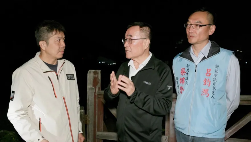 李四川凌晨突襲淡江大橋！親測風切聲　鄉親：川伯真的辛苦了
