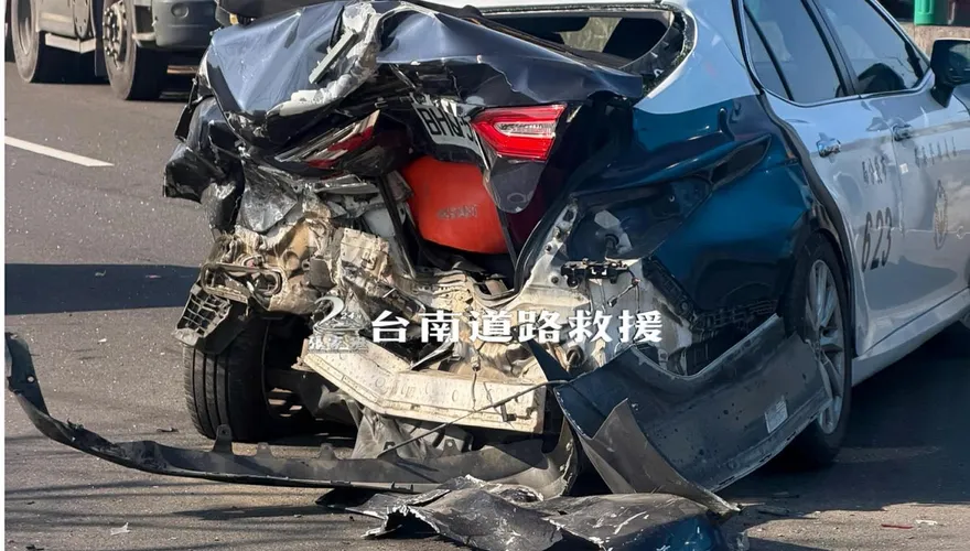 影/西濱布袋段連2車禍！警處理事故遭撞擊　車尾削爛