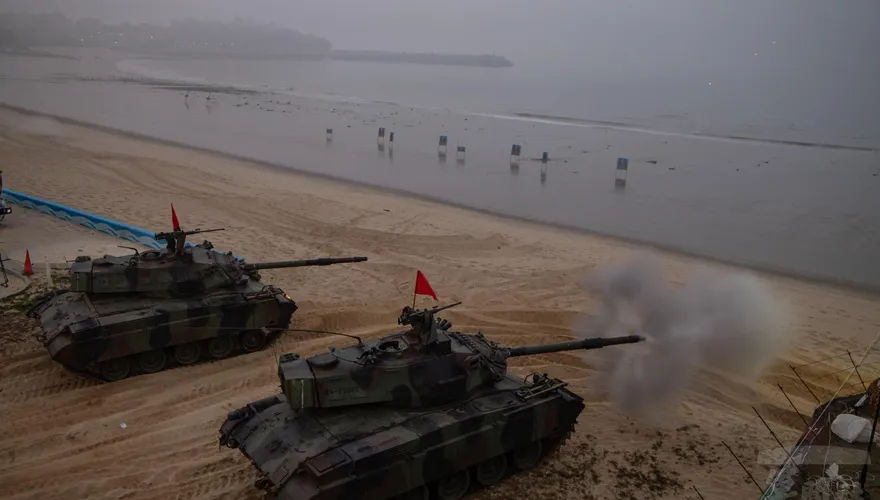 金防部烈嶼太武操演登場！戰甲車實彈射擊阻殲敵軍
