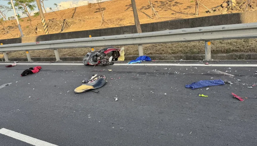 高雄男騎士超車失敗下班遭曳引車輾斃！機車解體零件散落