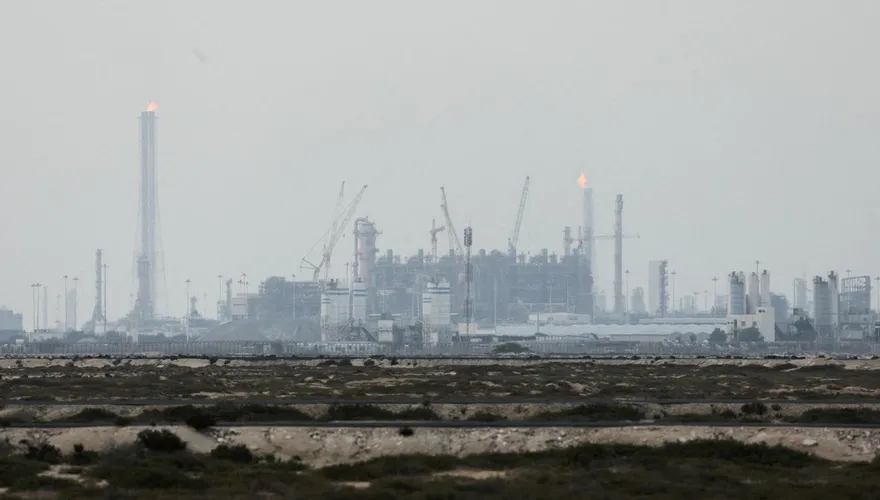卡達能源中心拉斯拉凡工業城遭伊朗襲擊　部份設施起火