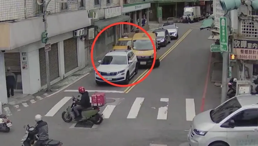 影/新店計程車失控暴衝前後撞4車　女騎士受傷送醫