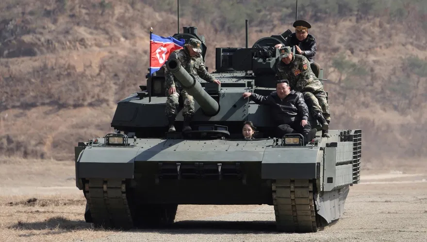 好威！金主愛搭坦克「探出頭長髮飄飄」　金正恩車上陪同