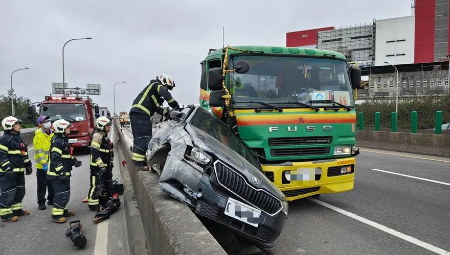 清大女助理教授西濱遭聯結車夾殺！車體嚴重變形　不幸身亡