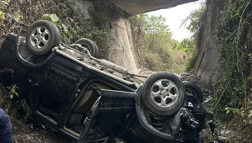 影/屏東縣三地門鄉自小客墜橋旁大排「烏龜翻」！副駕送醫