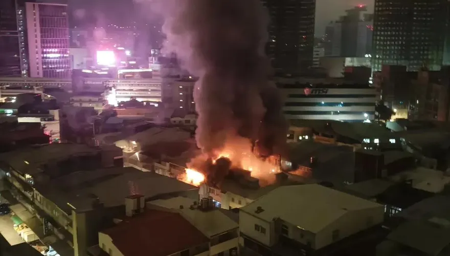 中和深夜火警黑煙狂竄！　當地居民：還聽到爆炸聲