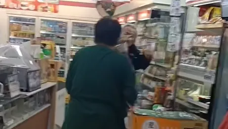 阿公嗆：妳三小！雨傘嬤狂扁「揍到他頭出血」　店員淡定掃地