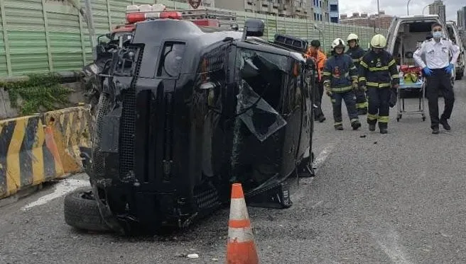 北市水源快速道路自撞車禍　休旅車側翻車上2人受困